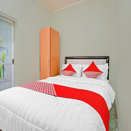 Oyo 90804 Oma Uti Homestay Syariah Джокякарта Екстериор снимка