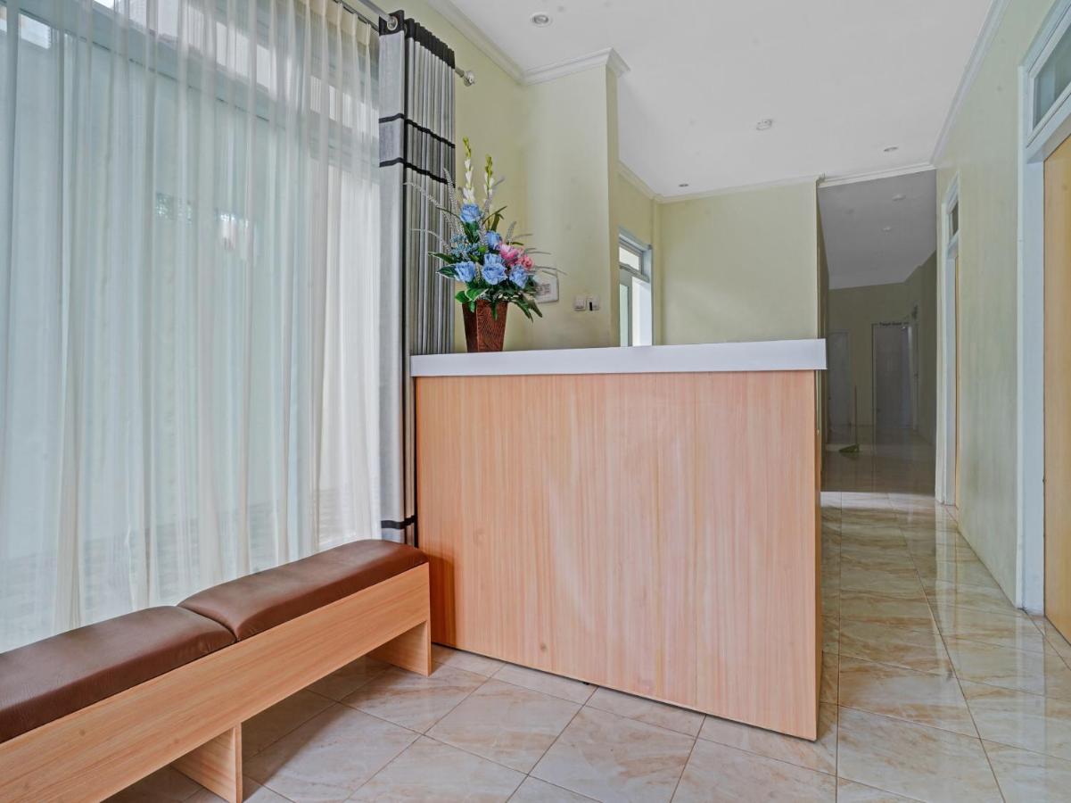 Oyo 90804 Oma Uti Homestay Syariah Джокякарта Екстериор снимка