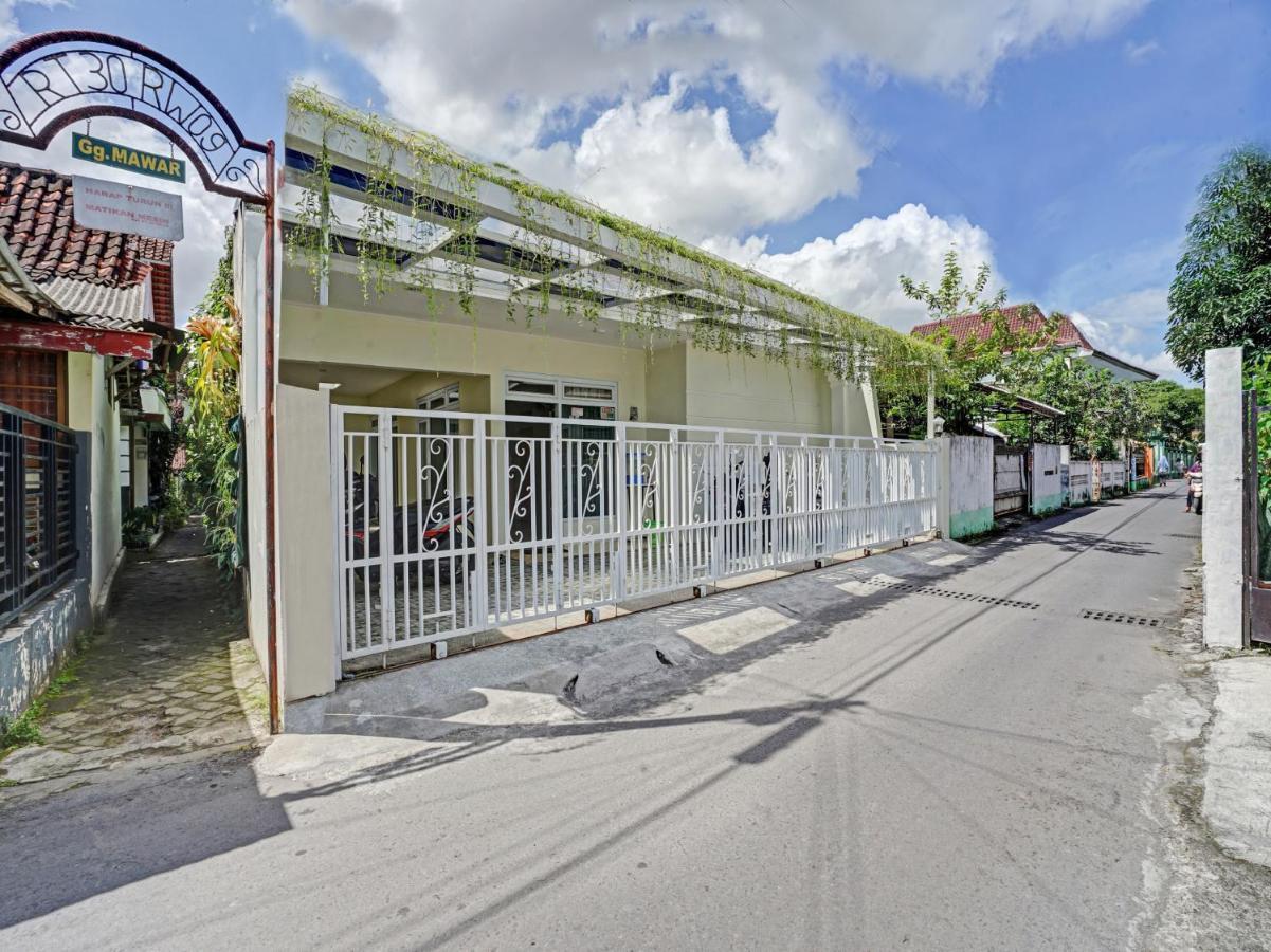 Oyo 90804 Oma Uti Homestay Syariah Джокякарта Екстериор снимка