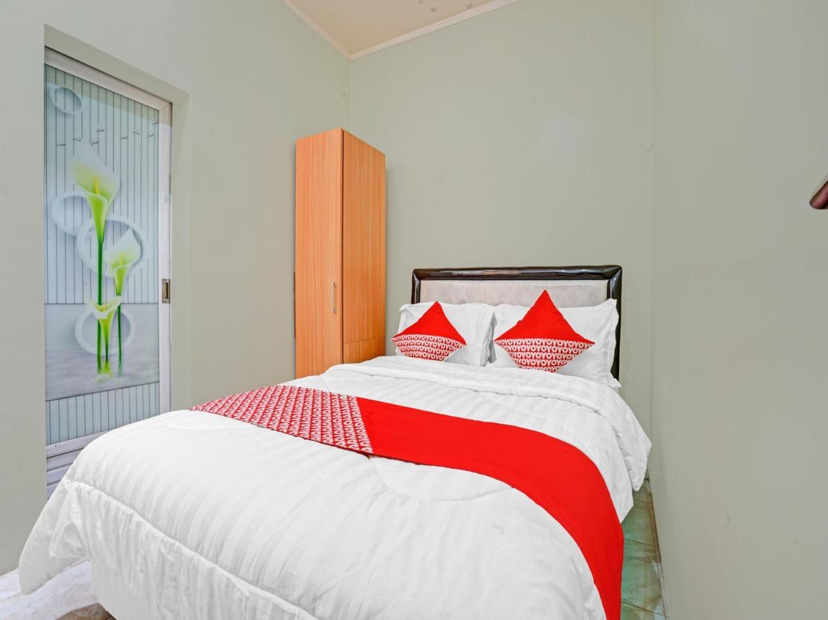 Oyo 90804 Oma Uti Homestay Syariah Джокякарта Екстериор снимка