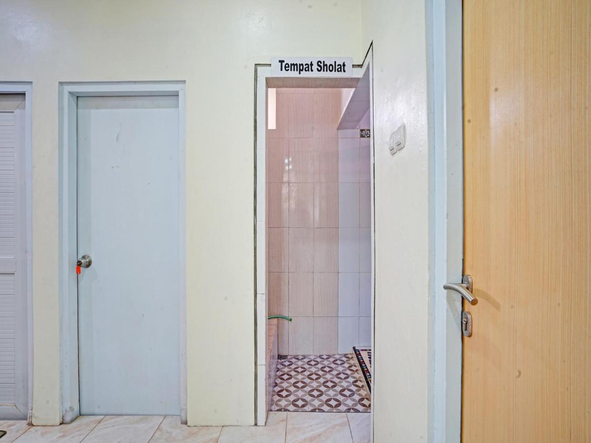 Oyo 90804 Oma Uti Homestay Syariah Джокякарта Екстериор снимка