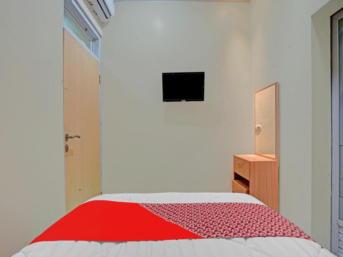 Oyo 90804 Oma Uti Homestay Syariah Джокякарта Екстериор снимка