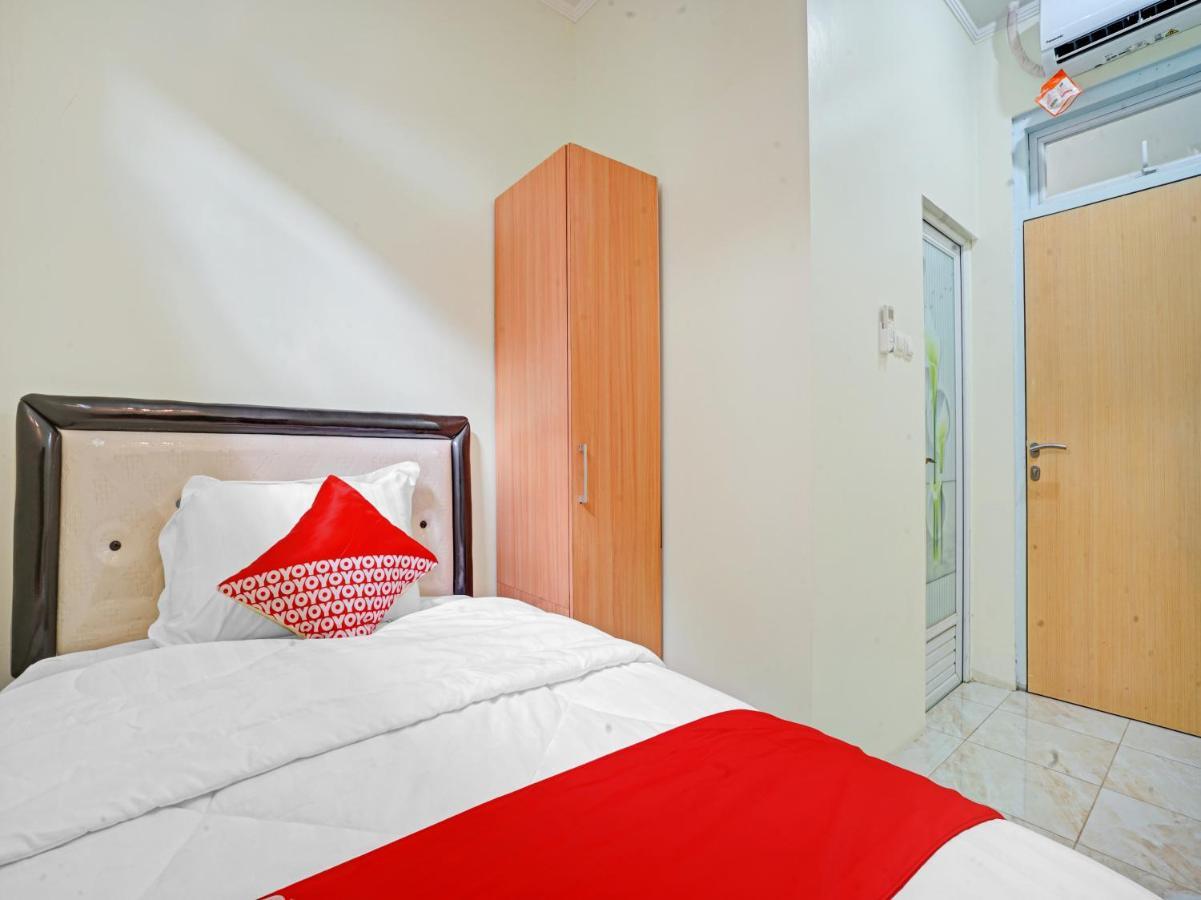 Oyo 90804 Oma Uti Homestay Syariah Джокякарта Екстериор снимка